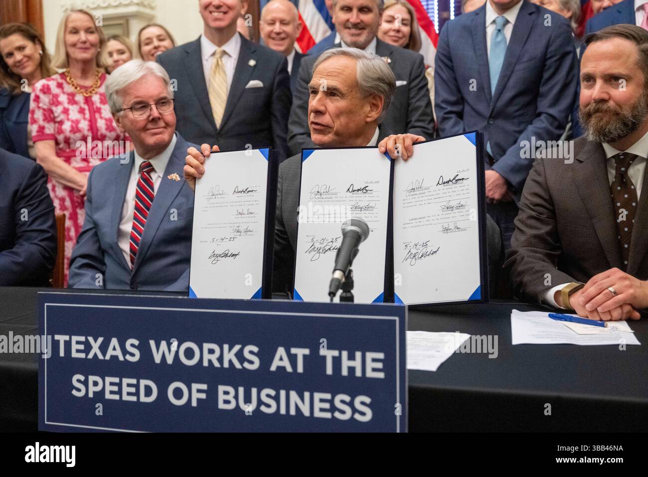 Austin, Tx, USA. Mai 2025. Der Gouverneur von Texas GRG ABBOTT (c) unterzeichnet am 14. Mai 2025 drei geschäftsfreundliche Gesetzesvorlagen im Empfangsraum des Gouverneurs, flankiert von Lt. Gouverneur DAN PATRICK (l) und House Speaker DUSTIN BURROWS (r). Die Rechnungen tragen dazu bei, die Bemühungen der Texas Stock Exchange (TXSE) zu festigen, die im Februar 2026 beginnen werden. (Kreditbild: © Bob Daemmrich/ZUMA Press Wire) NUR REDAKTIONELLE VERWENDUNG! Nicht für kommerzielle ZWECKE! Stockfoto