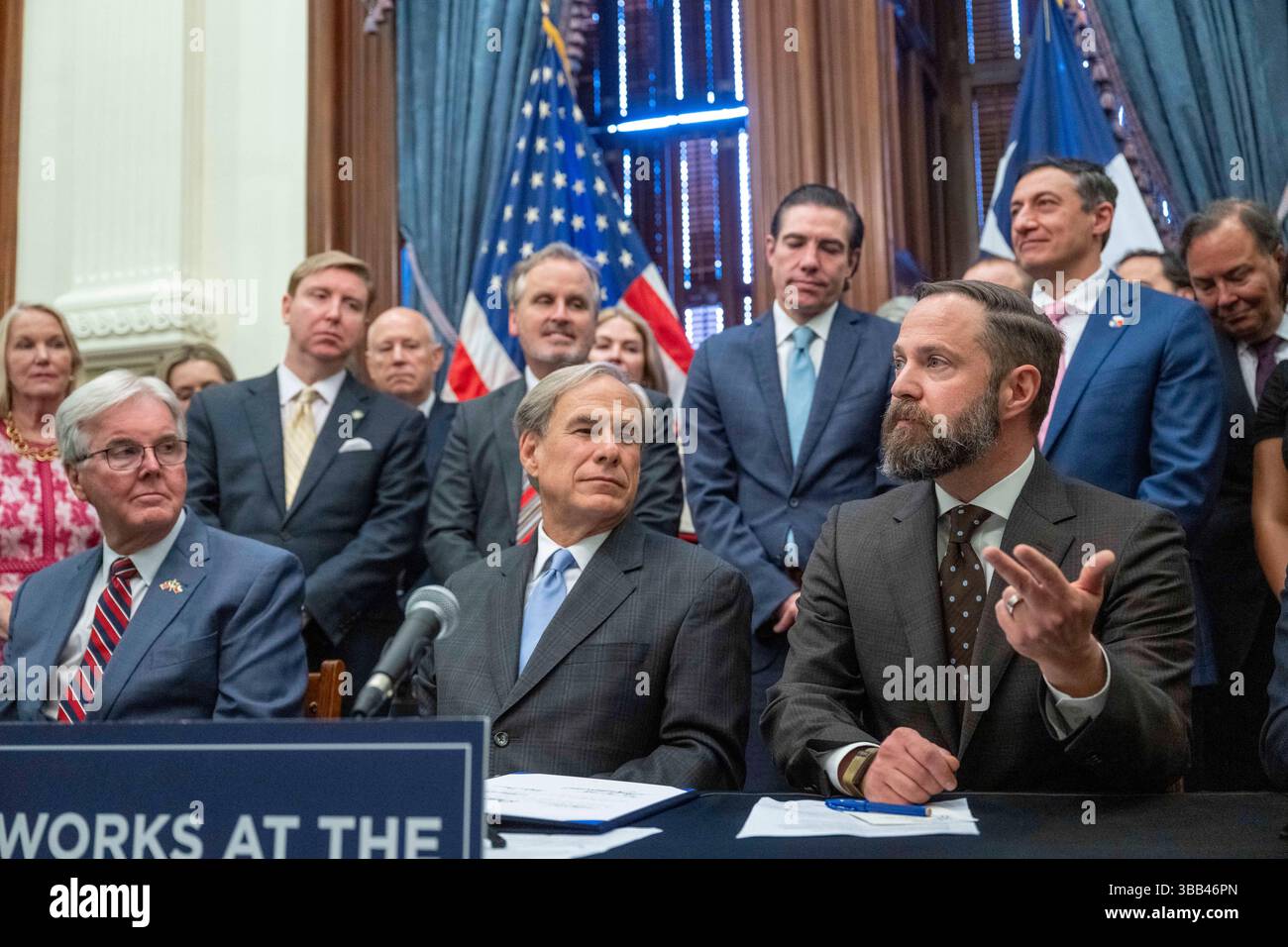 Austin, Tx, USA. Mai 2025. Der Sprecher des Texas House DUSTIN BURROWS (r) spricht mit der Presse des Kapitols, nachdem Gouverneur Greg Abbott c) am 14. Mai 2025 im Empfangsraum des Gouverneurs drei geschäftsfreundliche Rechnungen unterzeichnet hat. Die Rechnungen tragen dazu bei, die Bemühungen der Texas Stock Exchange (TXSE) zu festigen, die im Februar 2026 beginnen werden. Auf der linken Seite befindet sich Lt. Gouverneur DAN PATRICK. (Kreditbild: © Bob Daemmrich/ZUMA Press Wire) NUR REDAKTIONELLE VERWENDUNG! Nicht für kommerzielle ZWECKE! Stockfoto