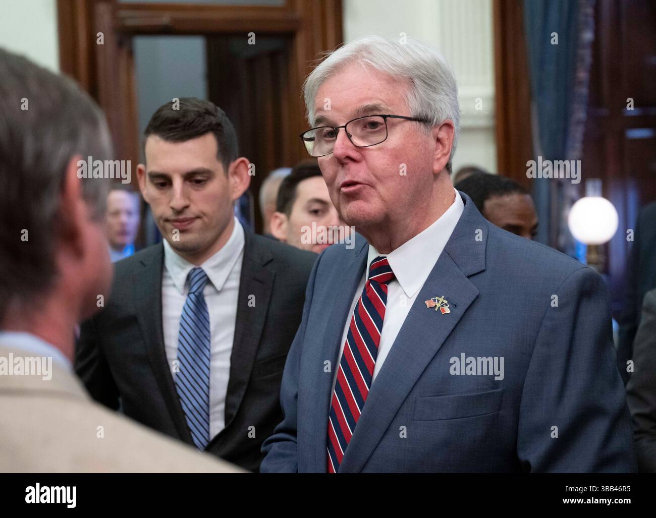 Austin, Tx, USA. Mai 2025. Texas Lt. Gouverneur DAN PATRICK spricht mit der Presse des Kapitols, nachdem Gouverneur Greg Abbott (nicht abgebildet) am 14. Mai 2025 drei geschäftsfreundliche Rechnungen im Empfangsraum des Gouverneurs unterzeichnet hat. Die Rechnungen tragen dazu bei, die Bemühungen der Texas Stock Exchange (TXSE) zu festigen, die im Februar 2026 beginnen werden. (Kreditbild: © Bob Daemmrich/ZUMA Press Wire) NUR REDAKTIONELLE VERWENDUNG! Nicht für kommerzielle ZWECKE! Stockfoto
