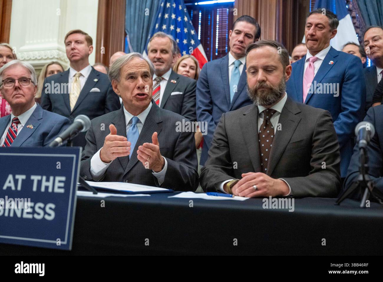 Austin, Tx, USA. Mai 2025. Der texanische Gouverneur GRG ABBOTT (c) spricht mit der Presse, nachdem er am 14. Mai 2025 drei geschäftsfreundliche Gesetzesvorlagen im Empfangsraum des Gouverneurs unterzeichnet hatte, flankiert von Lt. Gouverneur DAN PATRICK (l) und House Speaker DUSTIN BURROWS (r). Die Rechnungen tragen dazu bei, die Bemühungen der Texas Stock Exchange (TXSE) zu festigen, die im Februar 2026 beginnen werden. (Kreditbild: © Bob Daemmrich/ZUMA Press Wire) NUR REDAKTIONELLE VERWENDUNG! Nicht für kommerzielle ZWECKE! Stockfoto