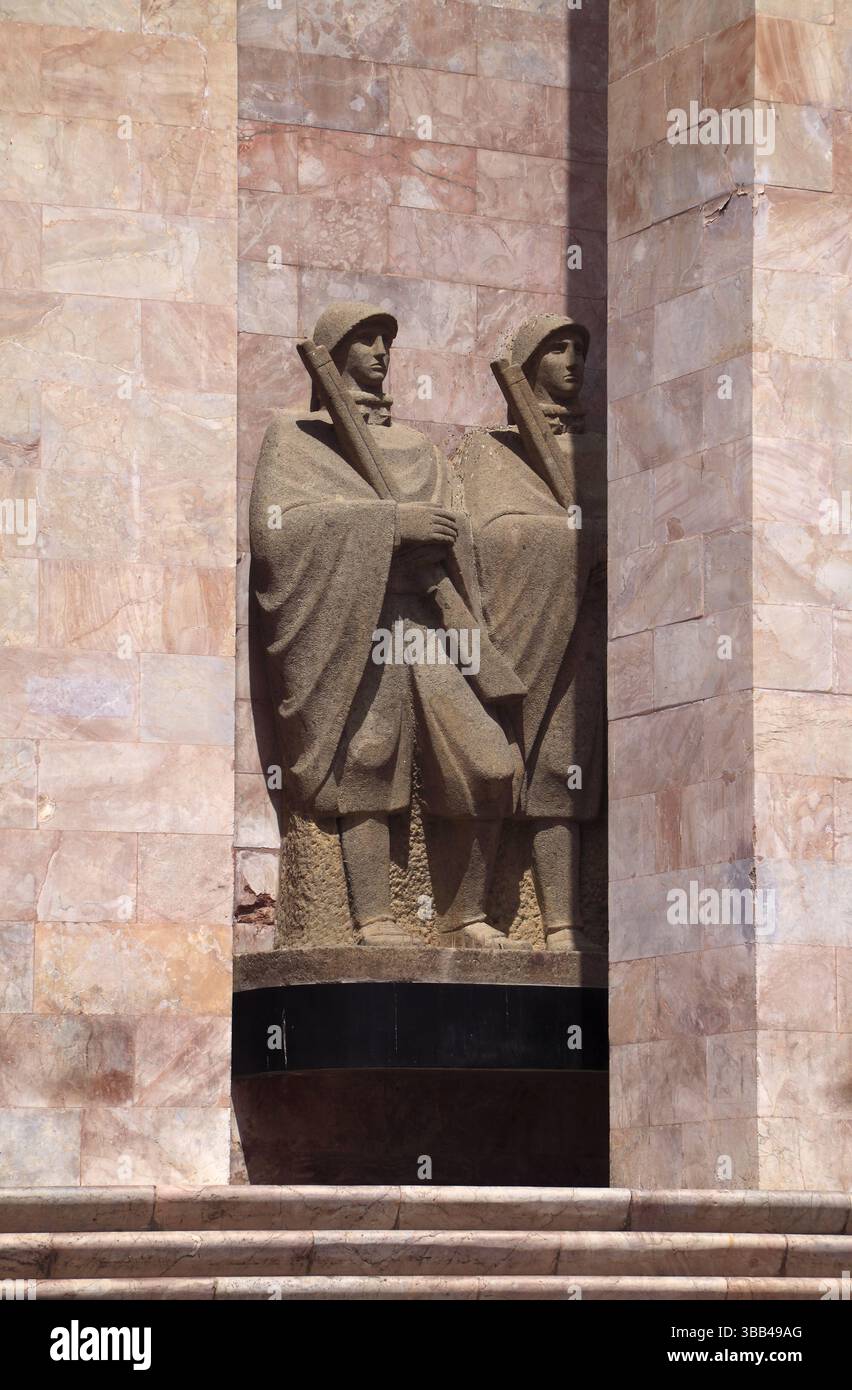 Italien, Sizilien, Agrigento. Postgebäude - Palazzo delle Poste, erbaut in der faschistischen Zeit. Pinkfarbene Marmorfassade und Steinstatuen von Soldaten. Stockfoto