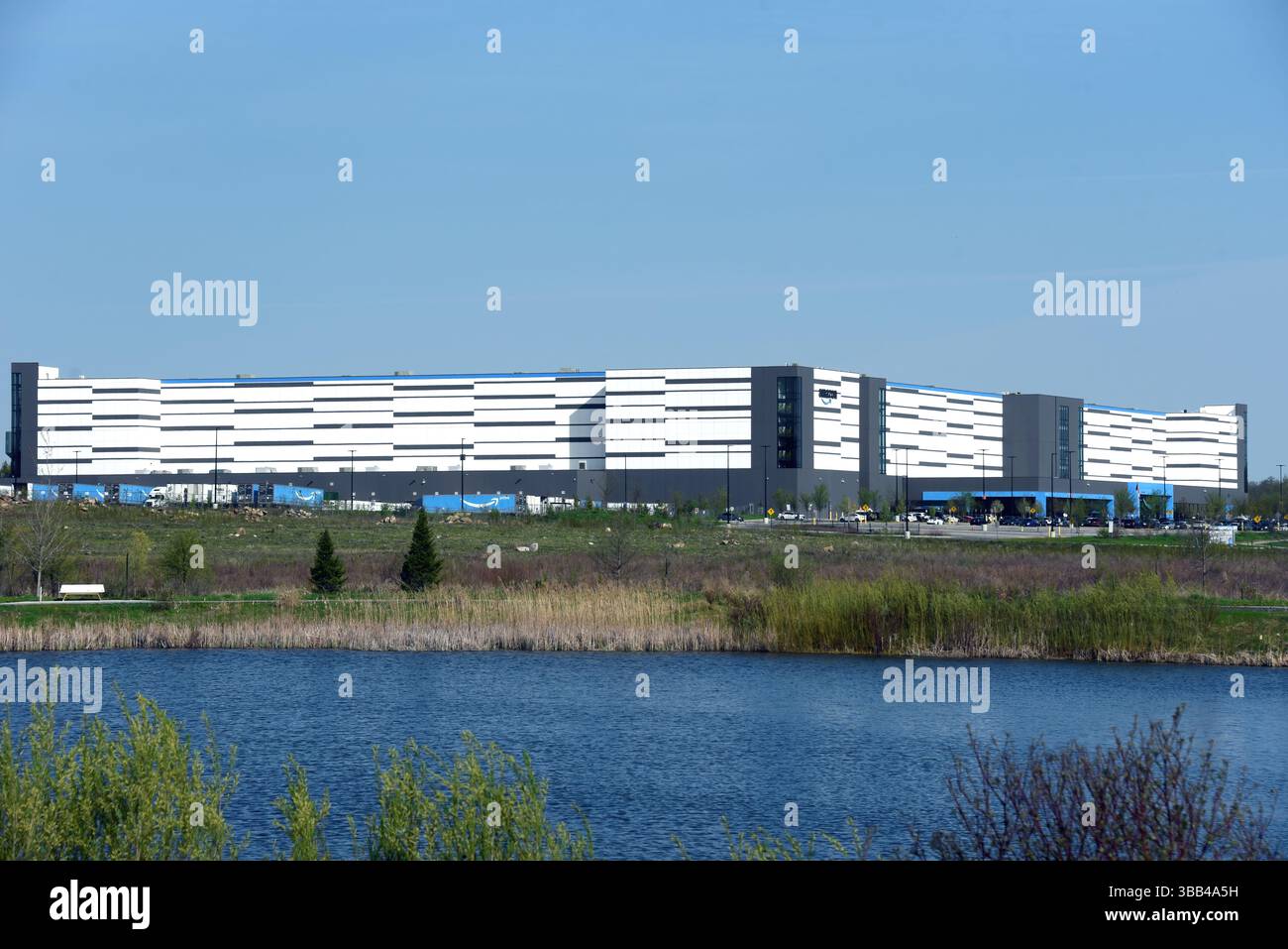 Ottawa, Kanada – 13. Mai 2025: YOW3 – Amazon Fulfillment Center in Barrhaven, einem Vorort von Ottawa. YOW ist der Code des Ottawa Airport. Amazon op Stockfoto