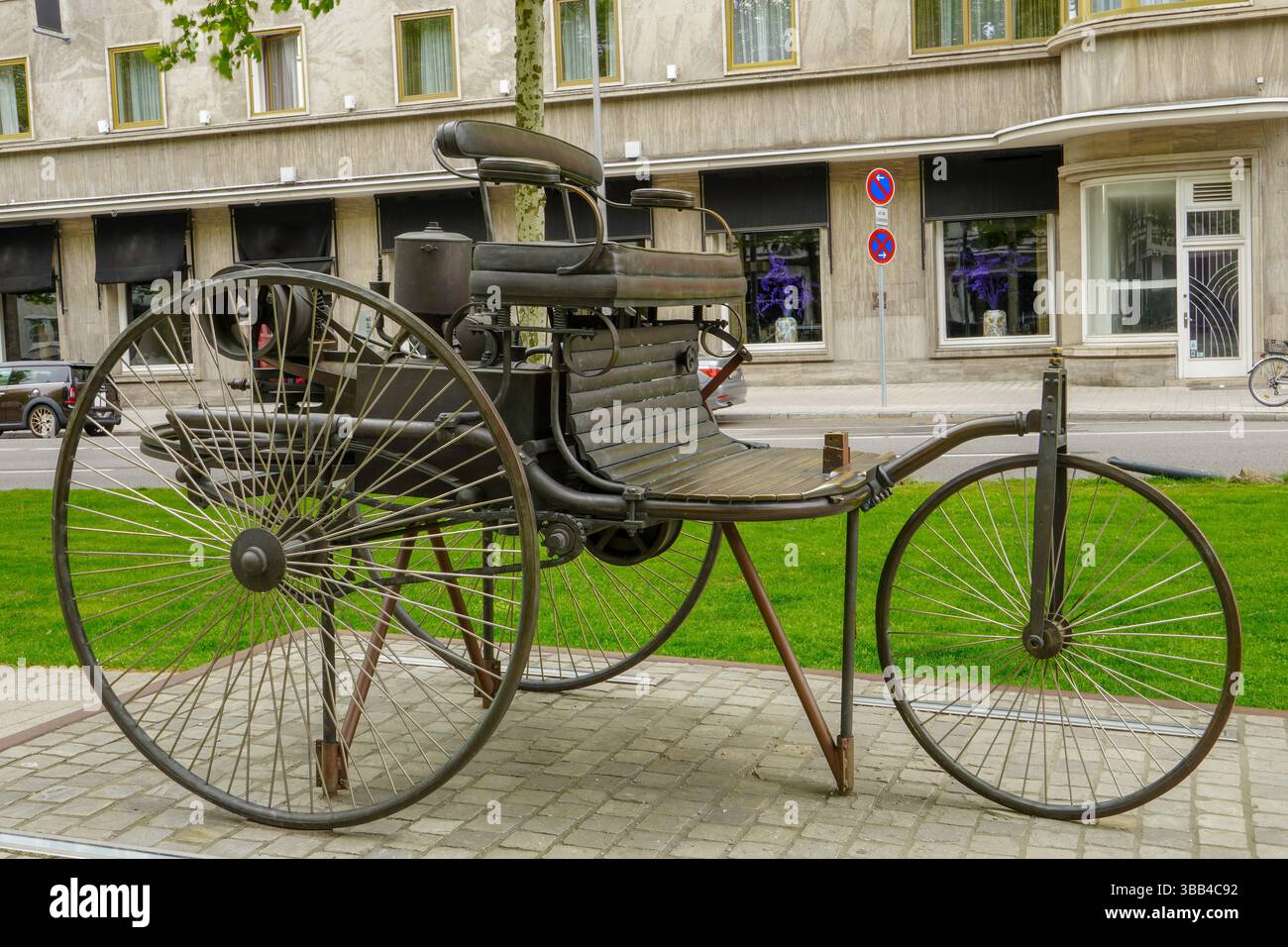 Mannheim - 8. Mai 2025: Statue des von Carl Benz erfundenen Autos in Mannheim. Stockfoto