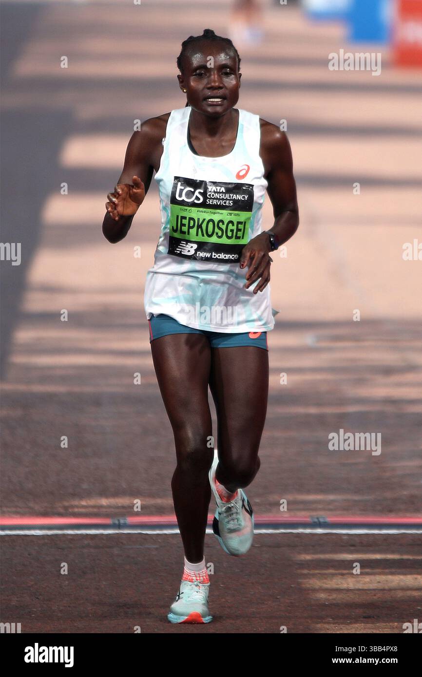 Joyciline Jepkosgei aus Kenia wurde beim TCS London Marathon 2025 Zweiter Stockfoto