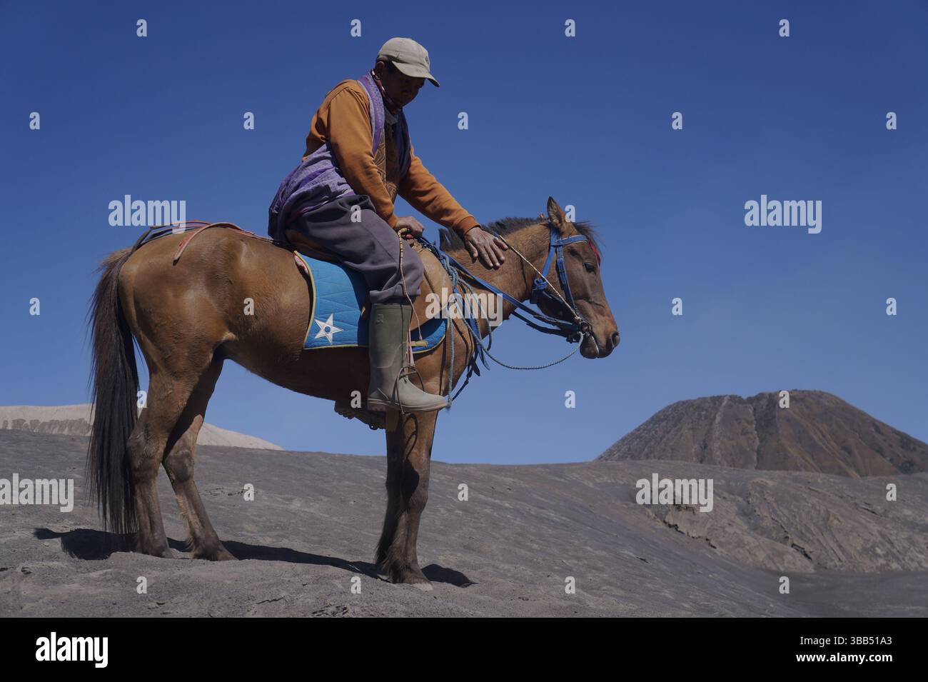 Reiter im Nationalpark Bromo Tengger Semeru, die für Besucher oder Touristen Reitdienste anbieten. Stockfoto