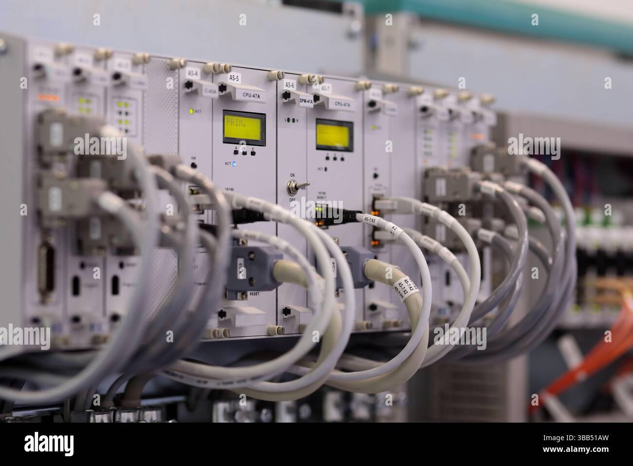 Industrielles Computersteuerungssystem im Rack montiert. Selektiver Fokus. Stockfoto