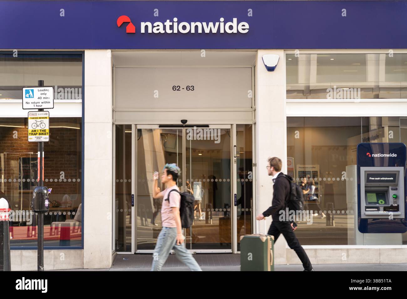 Kunden außerhalb der Niederlassung der Nationwide Building Society in London – geschäftiger Tag bei der Trusted Bank in Großbritannien Stockfoto Kunden außerhalb der Niederlassung der Nationwide Building Society in London – geschäftiger Tag bei der Trusted Bank in Großbritannien Stockfoto