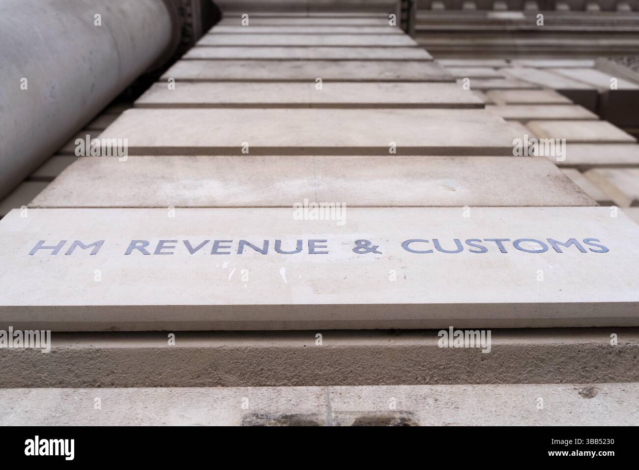 HM Revenue & Customs Name auf Stone Wall of Government Building, Whitehall, Westminster, London Stockfoto