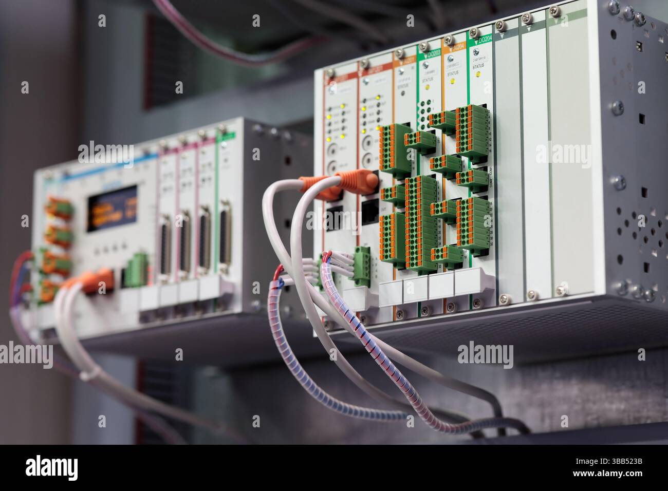 Modulare SPS-Ausrüstung in einem Schaltschrank. Automatisches Steuerungssystem für die Industrie. Selektiver Fokus. Stockfoto