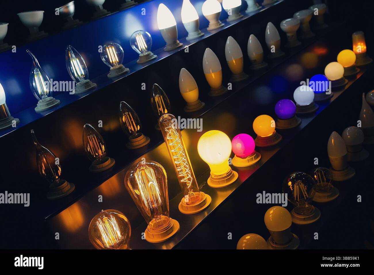 Sortiment an elektrischen Lampen auf dem Theken. Verkauf Stockfoto