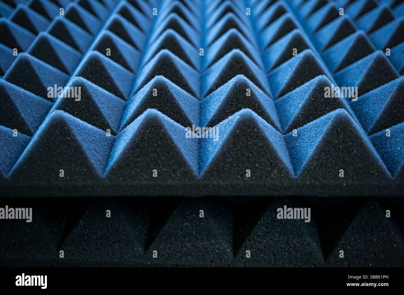 Detaillierte Ansicht des pyramidenförmigen Akustikschaums zur Schalldämmung in Studios, Musikräumen oder Heimkinos. Stockfoto