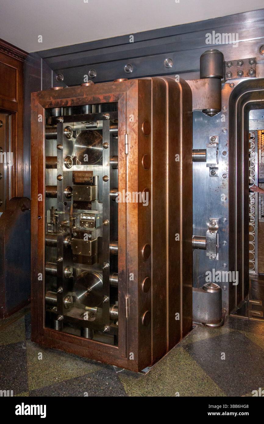 Durham, NC - USA - 3. Mai 2025 die originale Banktür im 21c Museum Hotel Durham mit schwerer Stahlkonstruktion und kompliziertem Verriegelungsmechanismus Stockfoto