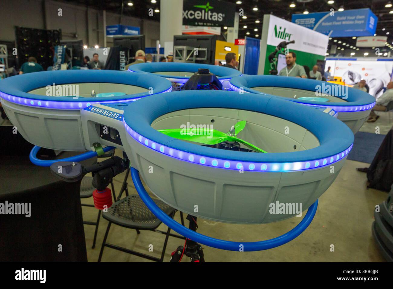 Detroit, Usa. Mai 2025. Detroit, Michigan – mehr als 800 Aussteller werden auf der Automate, Nordamerikas größter Robotik- und Automatisierungsveranstaltung, gezeigt. Hummingbird Systems zeigte eine Drohne, die fünf Pfund leben kann. Es ist für den Einsatz in Lagern vorgesehen. Quelle: Jim West/Alamy Live News Stockfoto