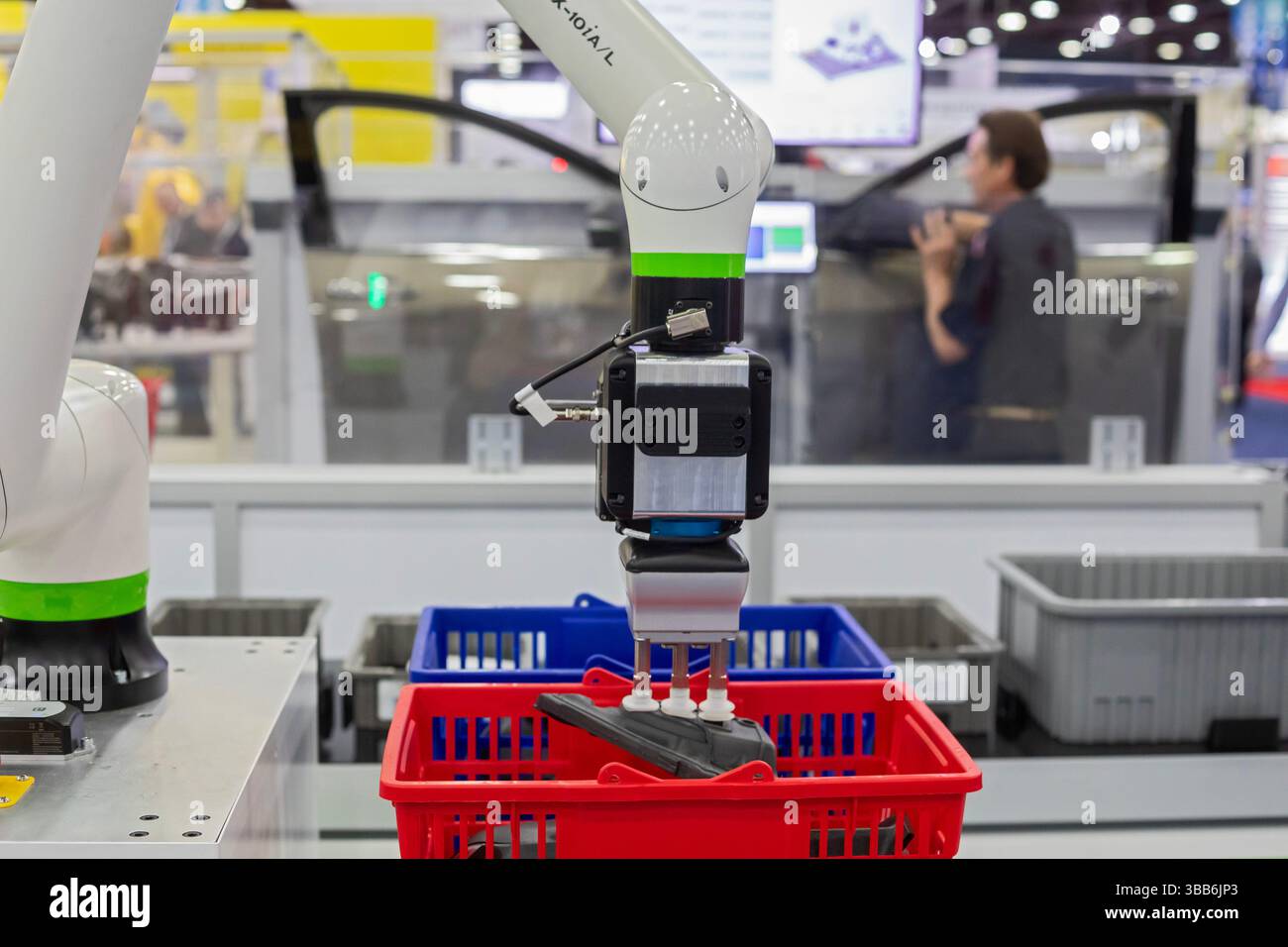 Detroit, Usa. Mai 2025. Detroit, Michigan – mehr als 800 Aussteller werden auf der Automate, Nordamerikas größter Robotik- und Automatisierungsveranstaltung, gezeigt. Ein Roboter wählt ein Teil aus, das das nächste ist, was der Arbeiter bei seiner automatischen Montage benötigt. Quelle: Jim West/Alamy Live News Stockfoto
