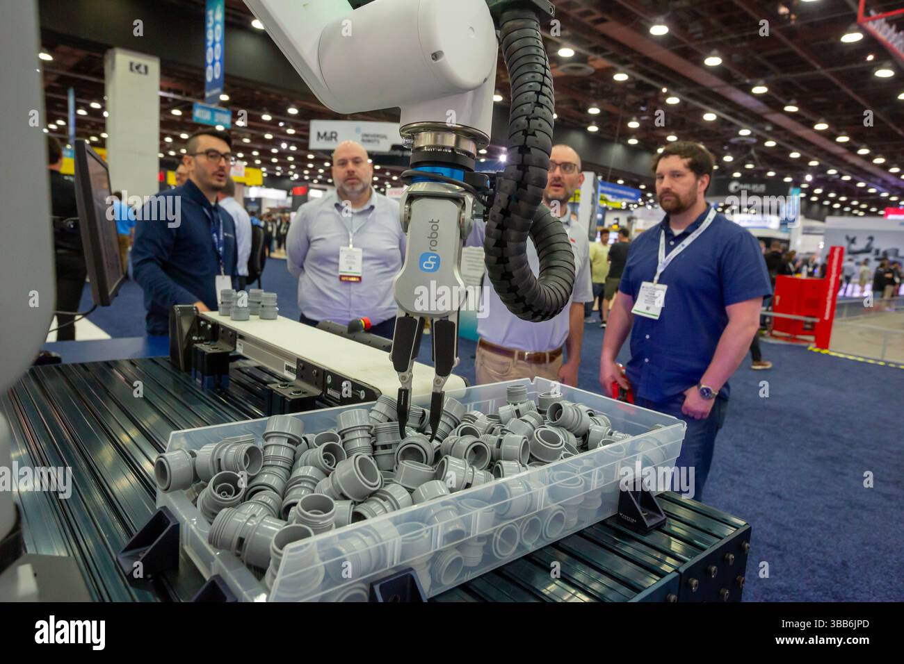 Detroit, Usa. Mai 2025. Detroit, Michigan – mehr als 800 Aussteller werden auf der Automate, Nordamerikas größter Robotik- und Automatisierungsveranstaltung, gezeigt. Die Erfindung zeigte eine KI-betriebene Müllentnahme an. Quelle: Jim West/Alamy Live News Stockfoto