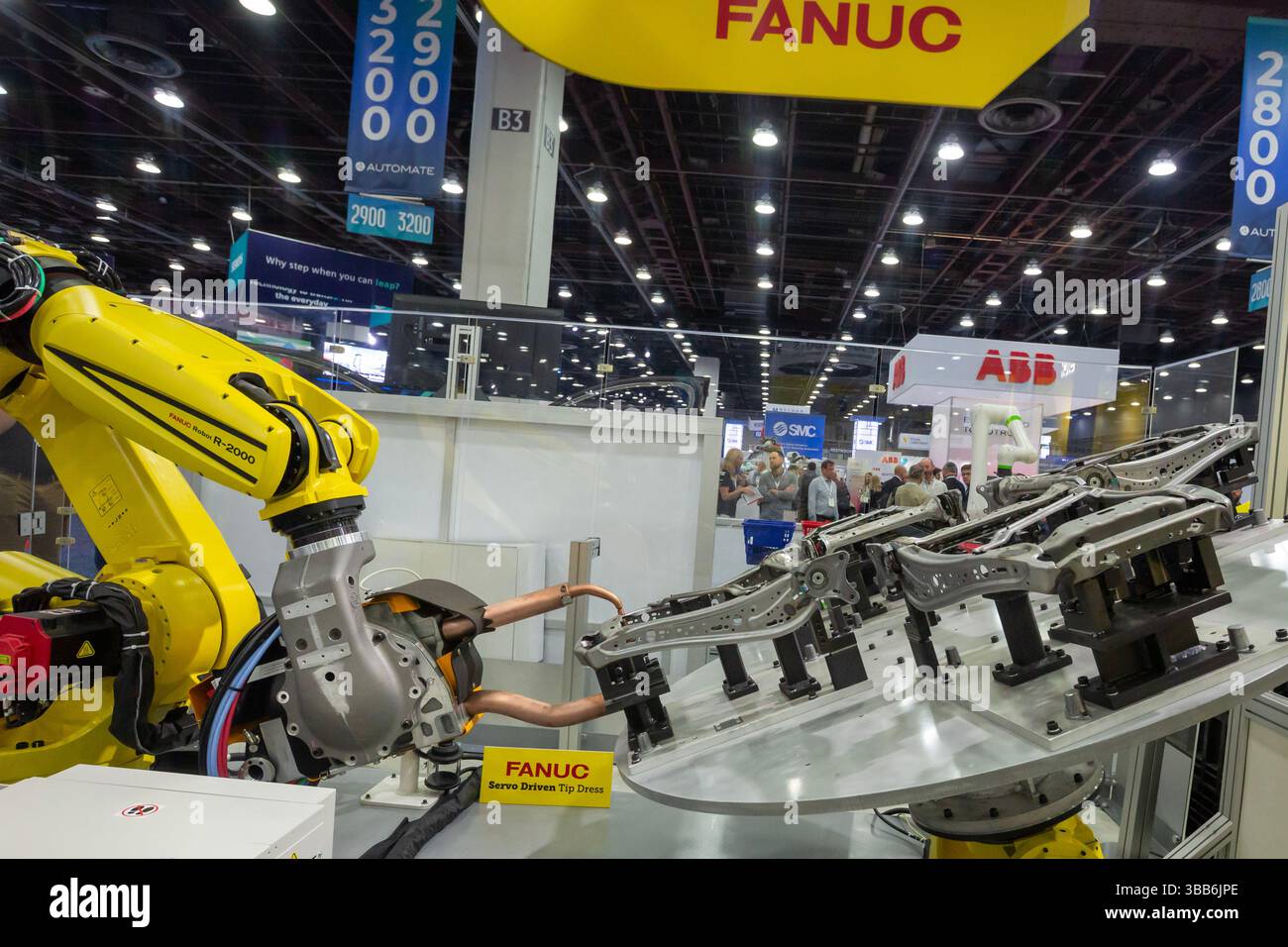 Detroit, Usa. Mai 2025. Detroit, Michigan – mehr als 800 Aussteller werden auf der Automate, Nordamerikas größter Robotik- und Automatisierungsveranstaltung, gezeigt. Ein robotischer Punktschweißer wurde ausgestellt. Quelle: Jim West/Alamy Live News Stockfoto