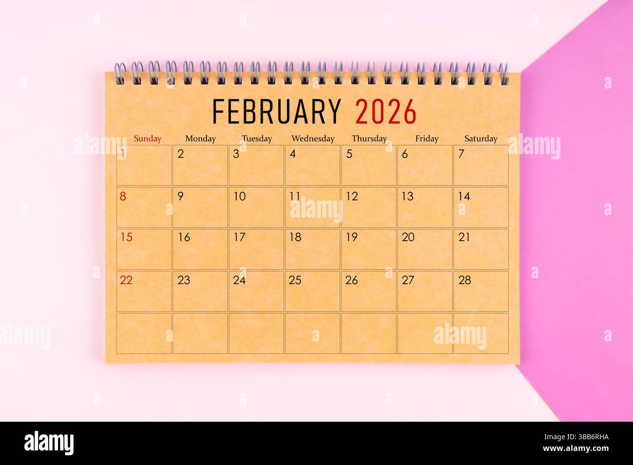 Februar 2026 Schreibtischkalender aus braunem Papier auf lila Hintergrund. Stockfoto