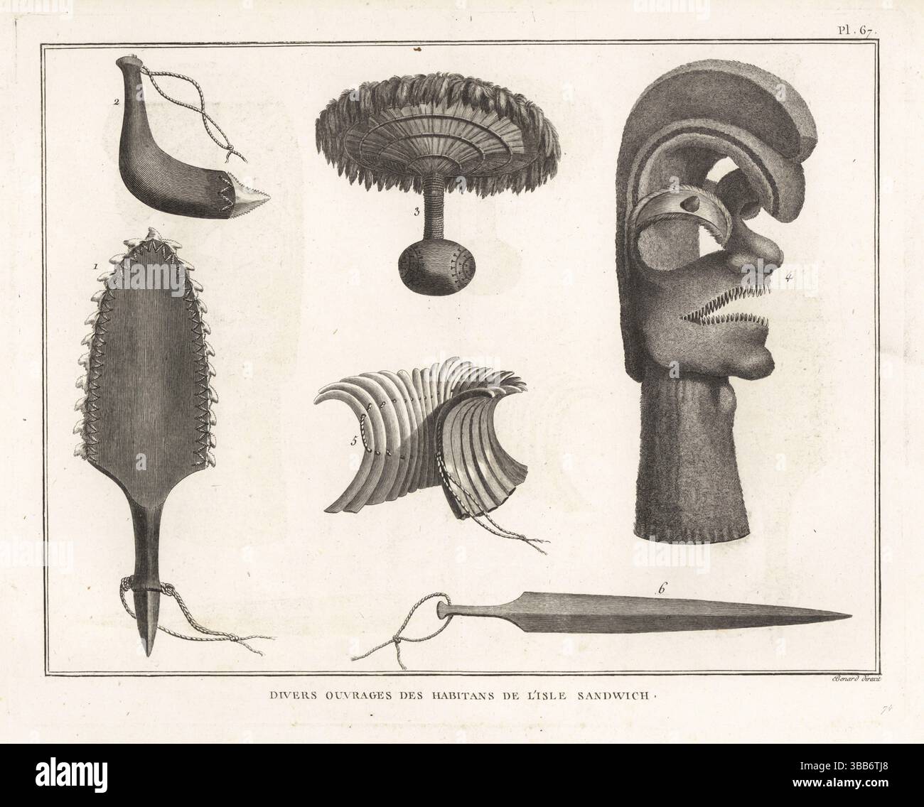 Verschiedene Artikel, die von den Ureinwohnern Hawaiis (Sandwichinseln) hergestellt wurden. Enthält eine Hai-Zahn-Säge 1, Hai-Zahn-Messer 2, Kürbis-Rassel mit Federn 3, mit Federn bedecktes Idol 4, Eber-Stoßzahn-Armband 5 und Dolch 6. Divers ouvrages des Habitans de l'Isle Sandwich. Kupferstich unter der Regie von Robert Benard nach einer Illustration von John Webber aus der französischen Übersetzung von Captain James Cooks Third Voyage, Troisieme Voyage de Capitaine Cook, Hotel de Thou, Paris, 1785. Stockfoto