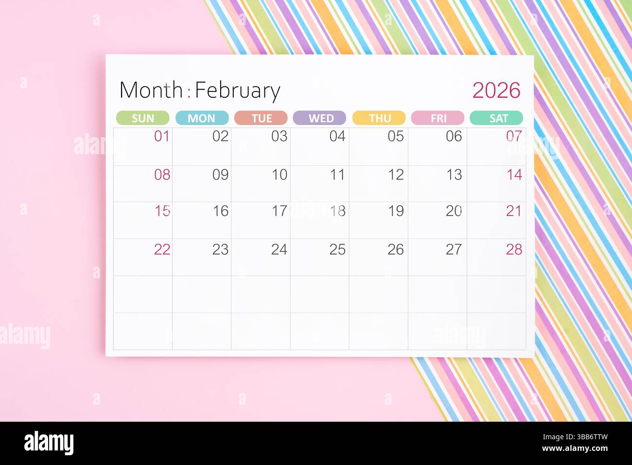 Februar; 2026 Kalenderseite auf rosa und regenbogenfarbenen Hintergrund. Stockfoto