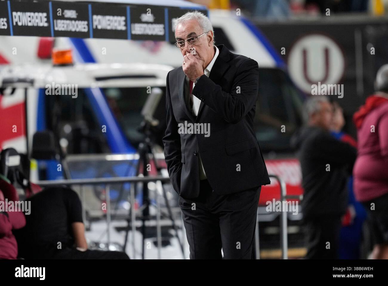 Coach Jorge Fossati of Peru's Universitario de Deportes stands next to the bench during a Copa Libertadores Group B soccer match against Ecuador's Barcelona, at Monumental stadium in Lima, Peru, Wednesday, May 14, 2025. (AP Photo/Martin Mejia) Stockfoto