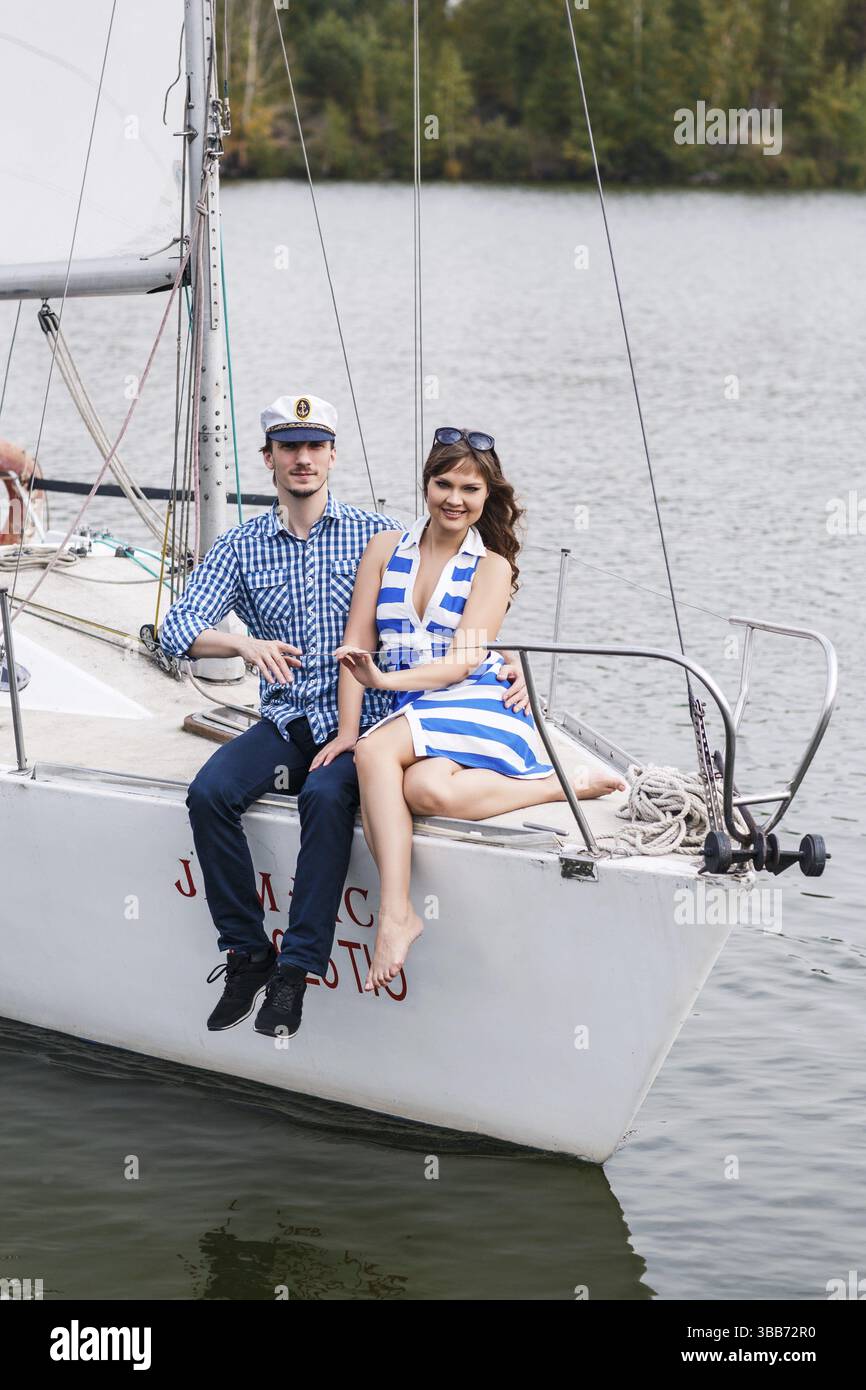 Ein junges romantisches Paar posiert auf der Yacht Stockfoto