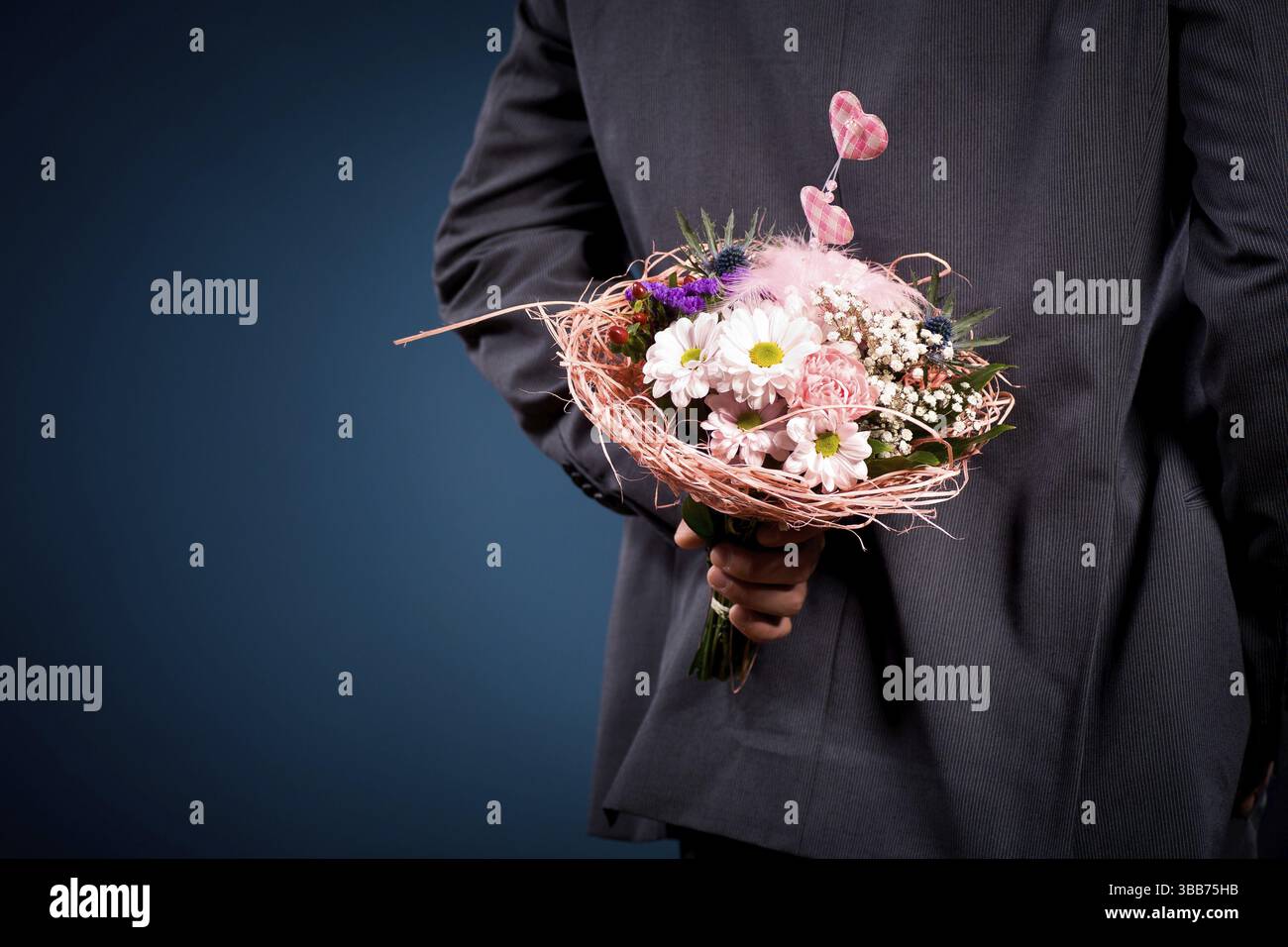 Porträt eines jungen Mannes mit einem Blumenstrauß Stockfoto