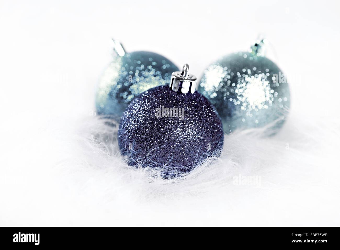 Nahaufnahme von Weihnachtsgeschenken und -Dekoration Stockfoto