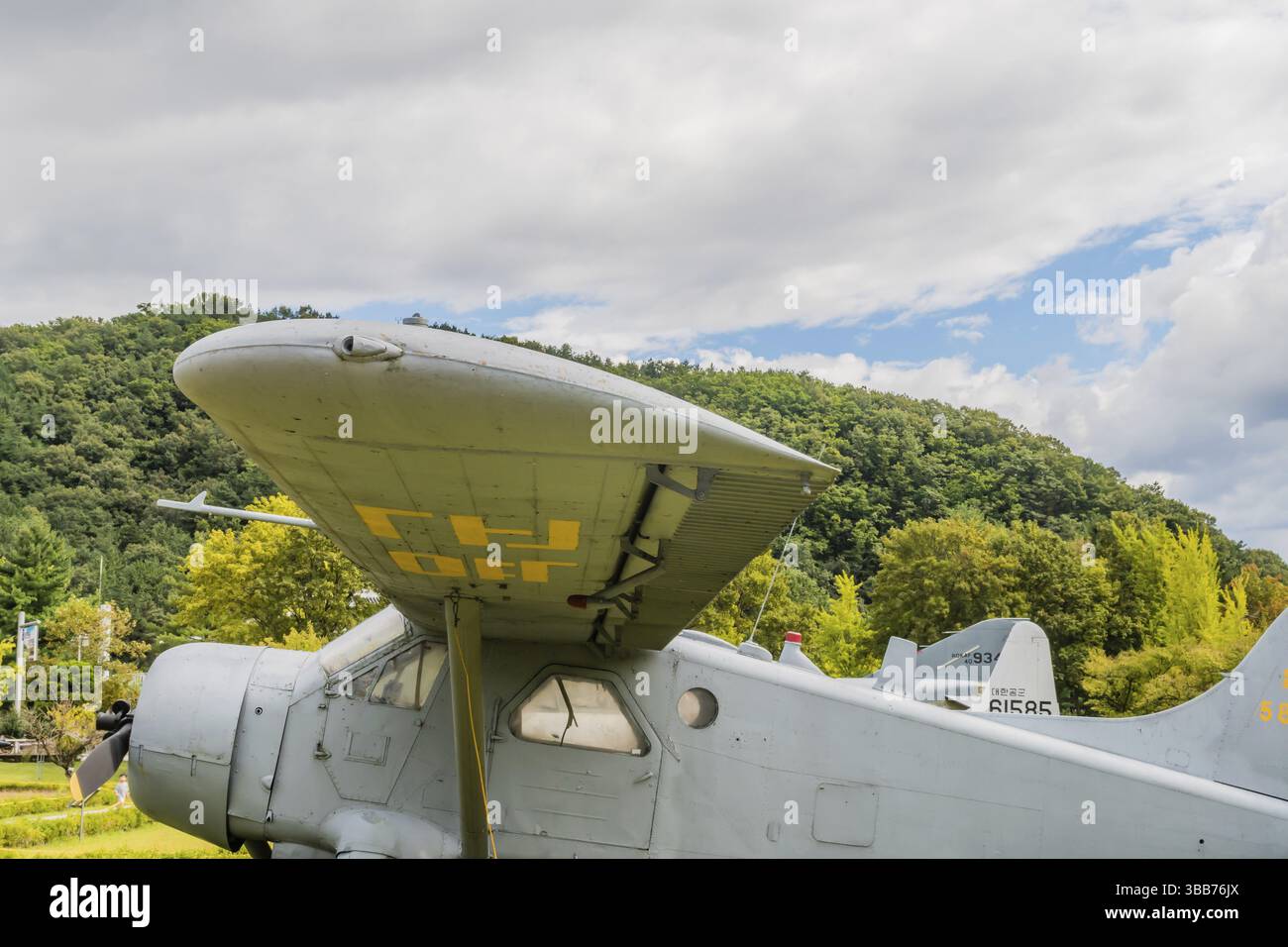 Daejeon, Südkorea. 3. Oktober 2019: Blick unter dem Seitenflügel des Hafens auf das U-6 Beaver-Trainingsflugzeug de Havilland auf dem National Cemetery Stockfoto