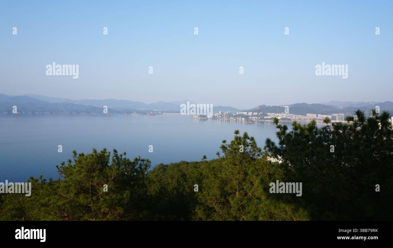 Qiandao See (See der tausend Inseln), Zhejiang, China – malerisches Reservoir mit unzähligen Inseln Stockfoto