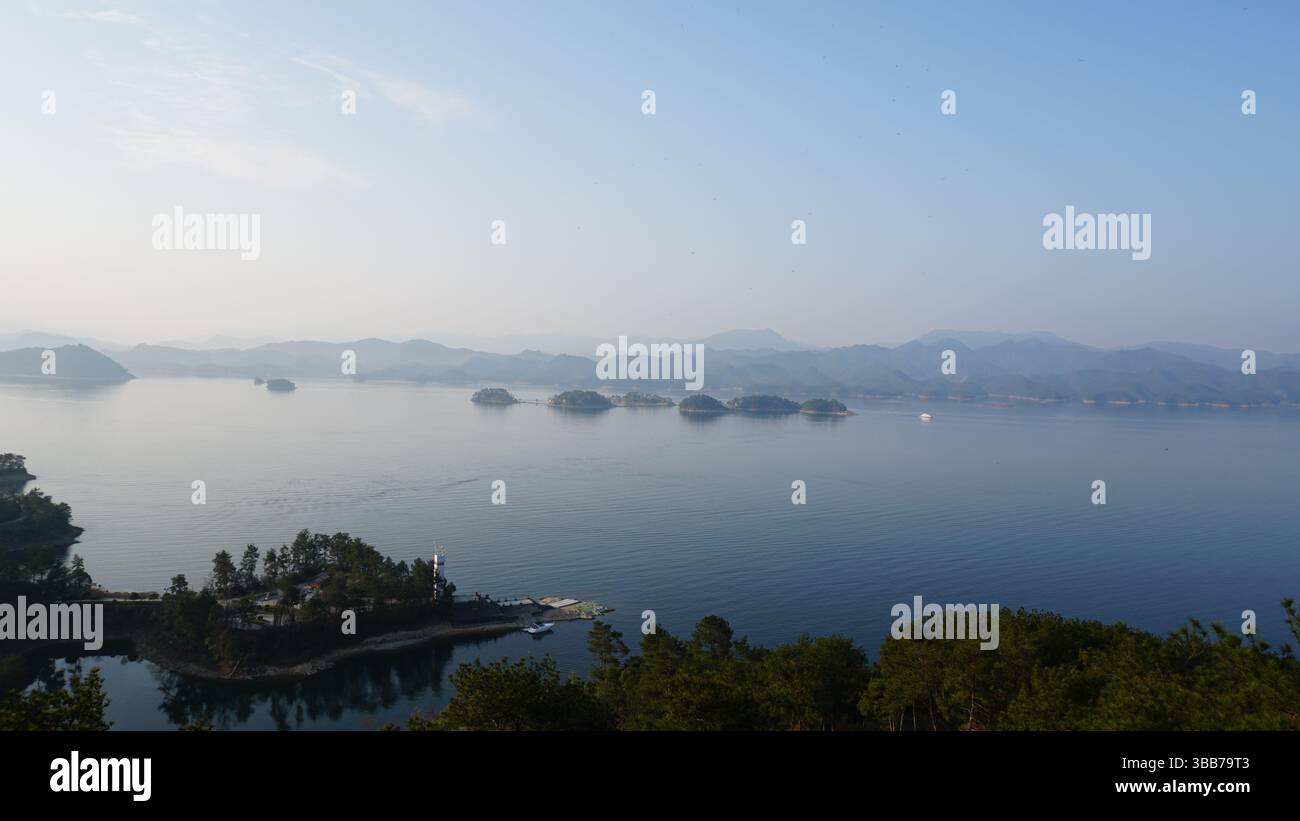Qiandao See (See der tausend Inseln), Zhejiang, China – malerisches Reservoir mit unzähligen Inseln Stockfoto