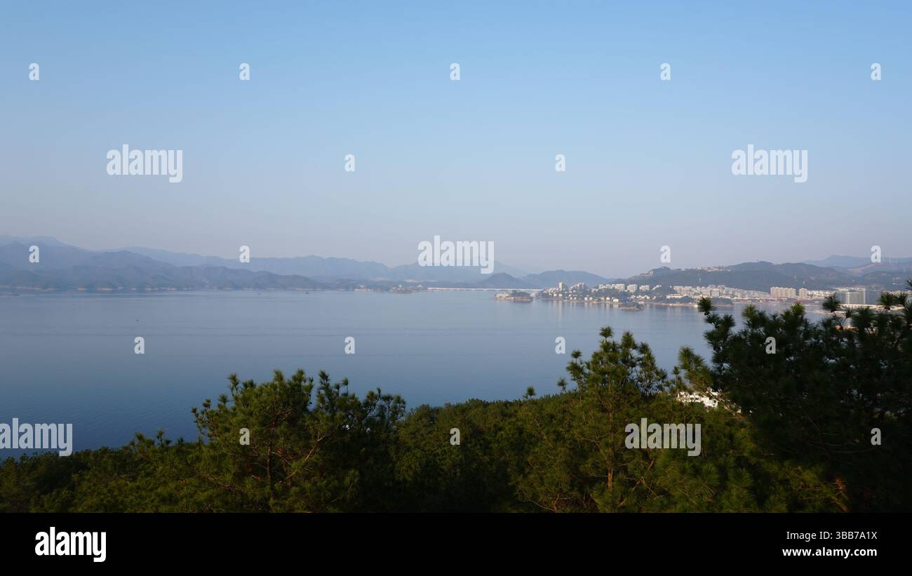 Qiandao See (See der tausend Inseln), Zhejiang, China – malerisches Reservoir mit unzähligen Inseln Stockfoto