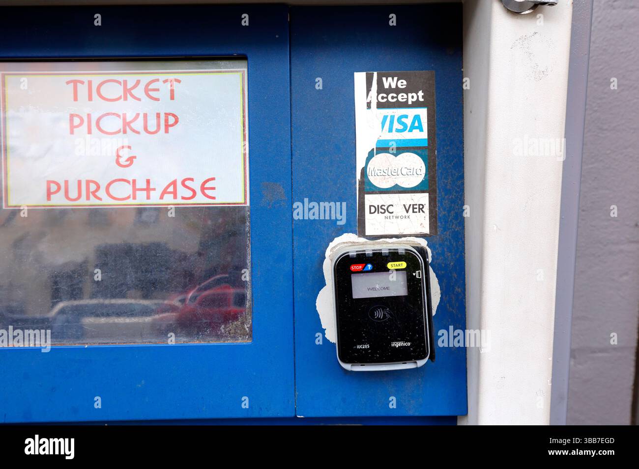 Ein verwitterter Outdoor-Ticketautomat mit Touchscreen-Schnittstelle und einem kontaktlosen Ingenico iUC285 nfc, emv-Chip und Magnetstreifen-Kartenleser. Stockfoto