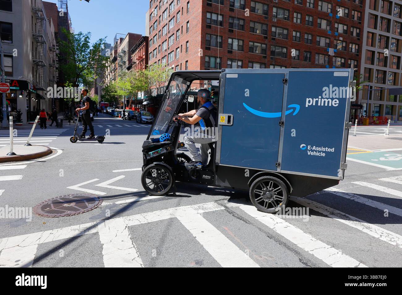 Ein Elektro-Lastenfahrrad mit 4 Rädern von Mubea U-Mobility von Amazon auf einer Straße in New York City. Das Elektrofahrrad, oder Pedelec, bietet ein nachhaltiges Stockfotografie