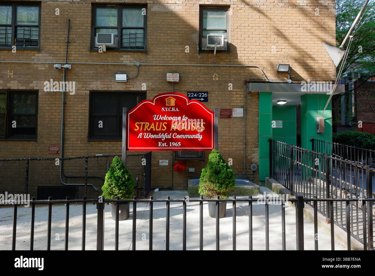 Beschilderung für die New York City Housing Authority Straus Houses im Murray Hill Abschnitt von Manhattan. Öffentlicher Wohnkomplex NYCHA Stockfoto