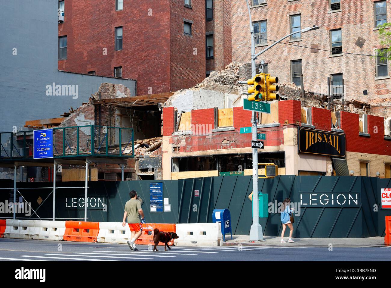 Kleine Gebäude in New York City's Gramercy Viertel werden abgerissen, um ein Hochhaus Eigentumswohnung auf dem Gelände zu bauen. Stockfoto