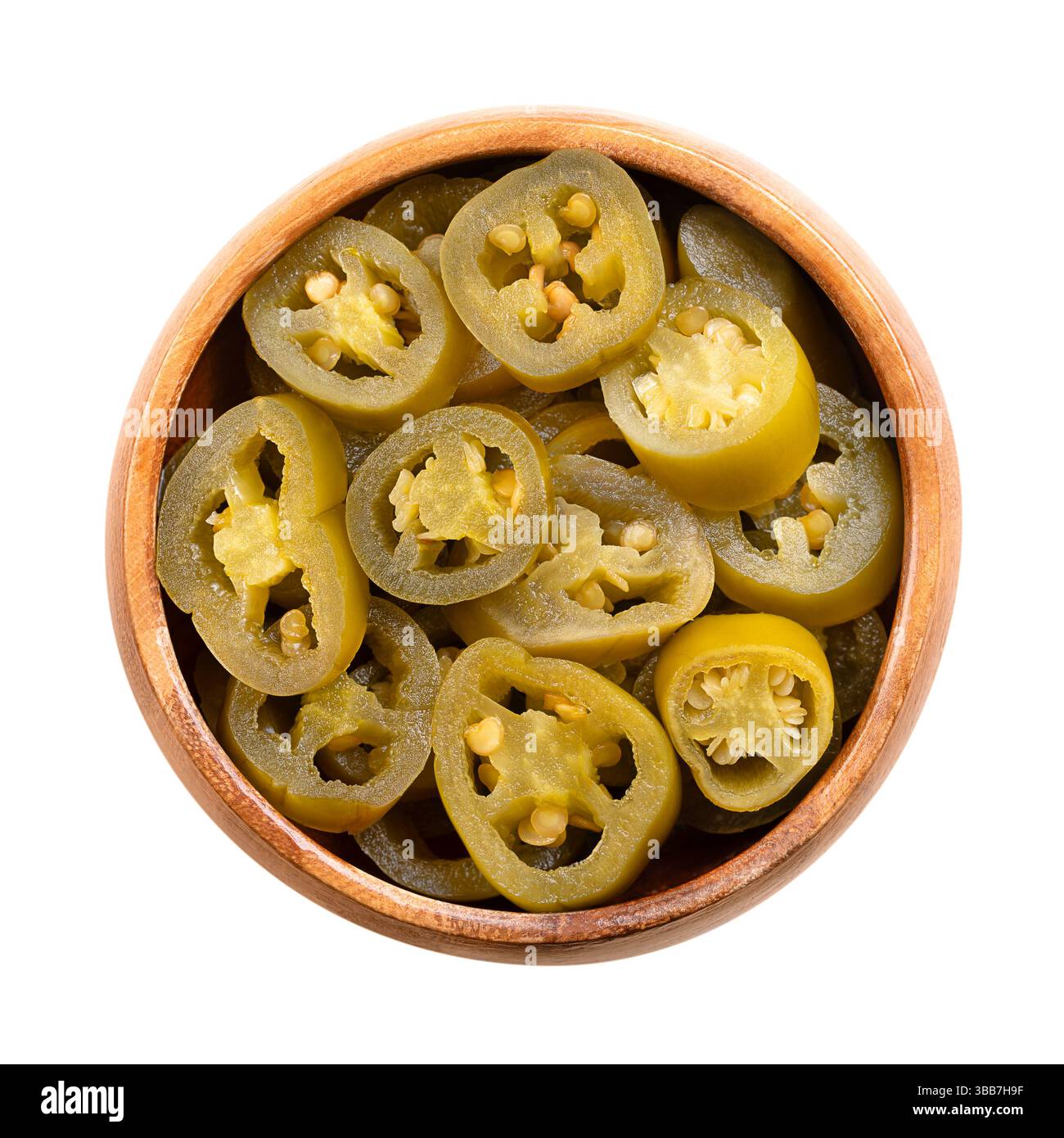 Eingelegte grüne Jalapeno-Scheiben in einer Holzschale. Mittelgroße heiße, grüne Chilischoten, in Querschnitte geschnitten, pasteurisiert und in Salzlake haltbar gemacht. Stockfoto