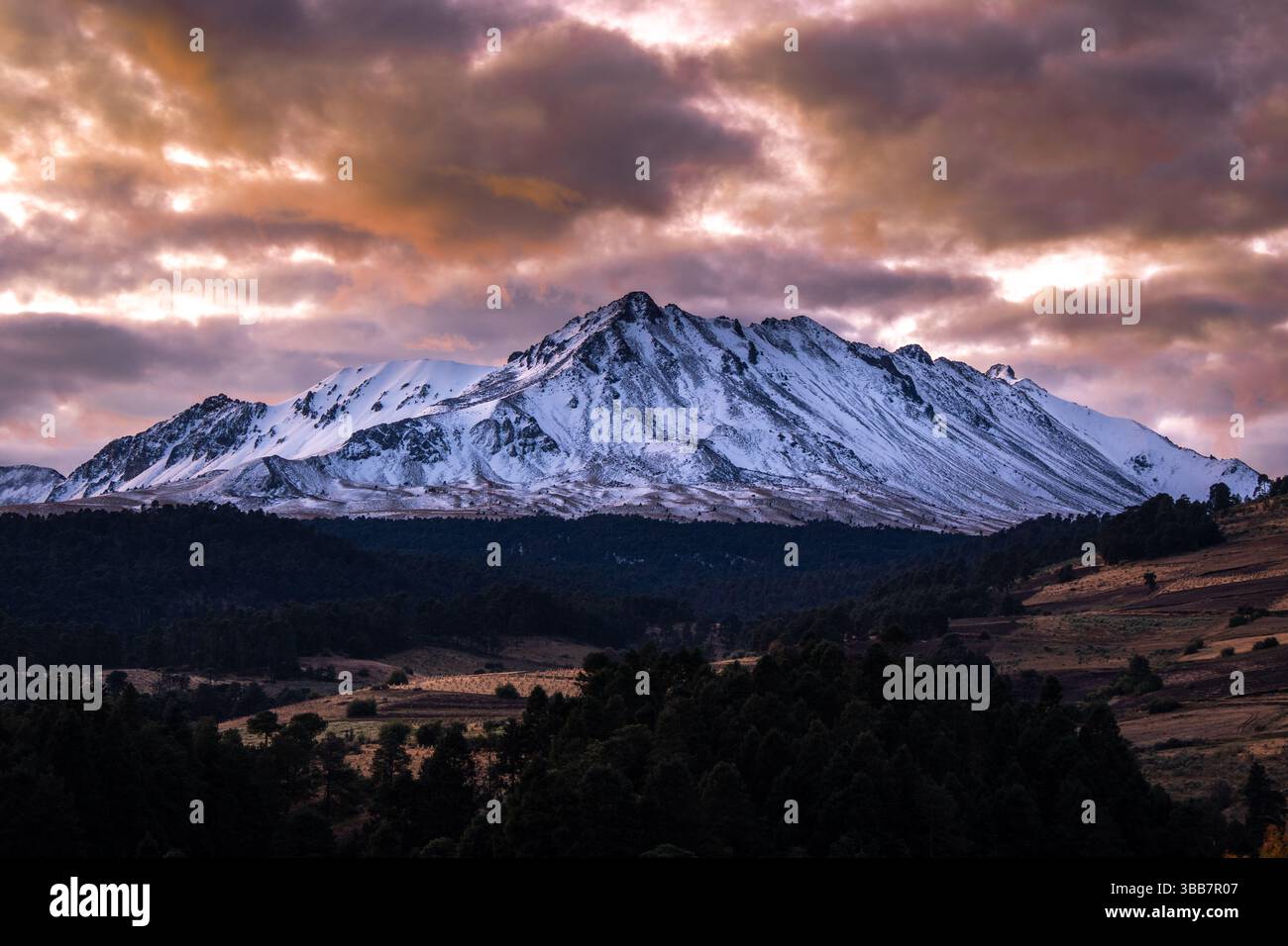 Wunderschöne Schneelandschaft des schneebedeckten Vulkans Nevado de Toluca ( Xinantecatl ) bei Sonnenaufgang im mexikanischen Bundesstaat Toluca. Stockfoto