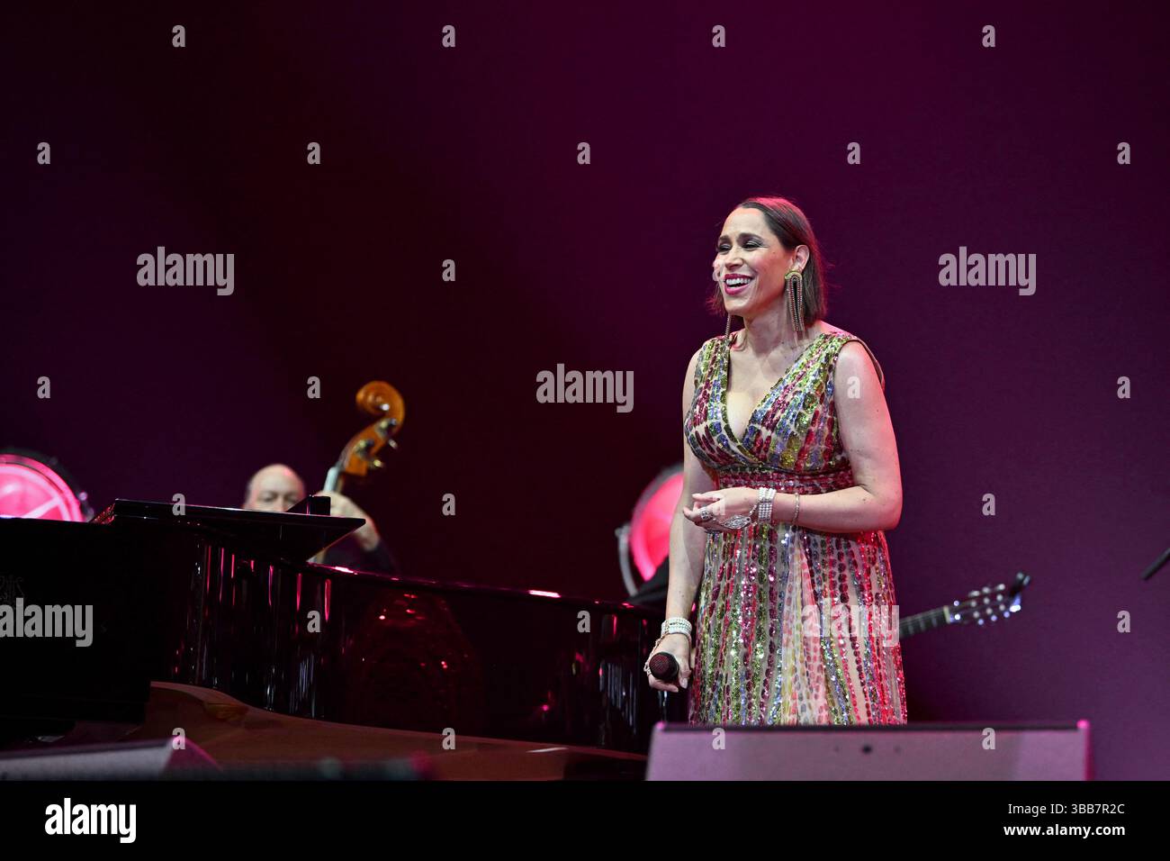 Paris, Frankreich. Mai 2025. Pink Martini, China Forbes tritt am 14. Mai 2025 in der Accor Arena in Paris auf. Foto: Christophe Meng/ABACAPRESS.COM Credit: Abaca Press/Alamy Live News Stockfoto