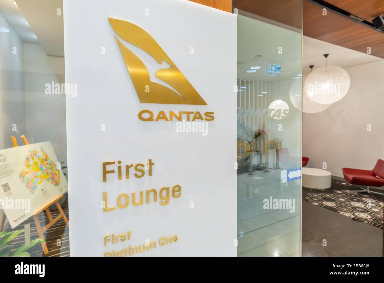 Auckland, Neuseeland - 22. Februar 2025: Beschilderung vor der Qantas First Class Lounge am Flughafen Auckland Stockfoto