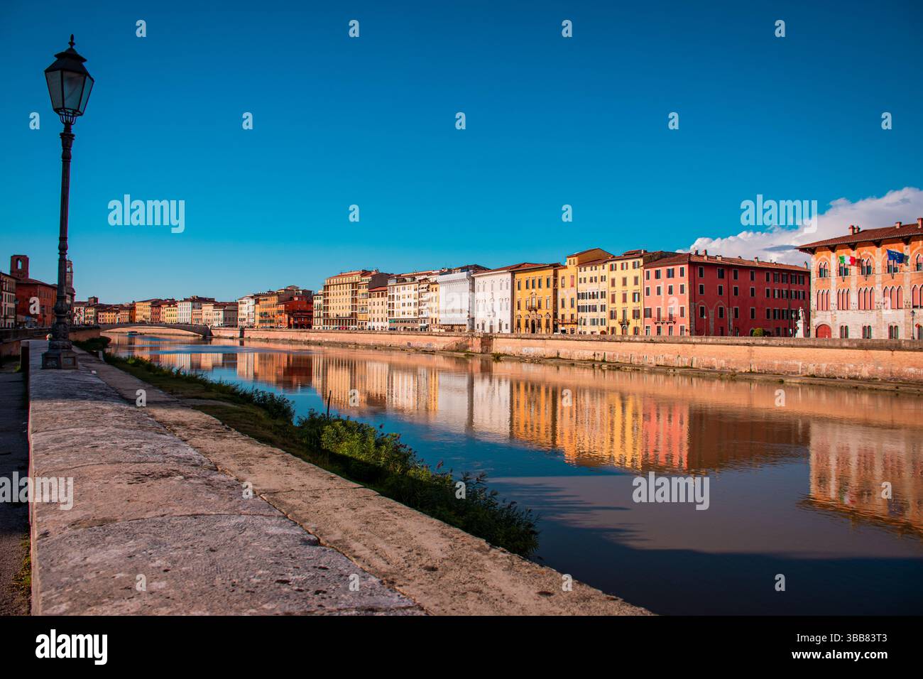 Urbane Szene im Stadtzentrum von Pisa. Uberlegungen zum Lungarni an einem typischen Hochsommertag. Stockfoto