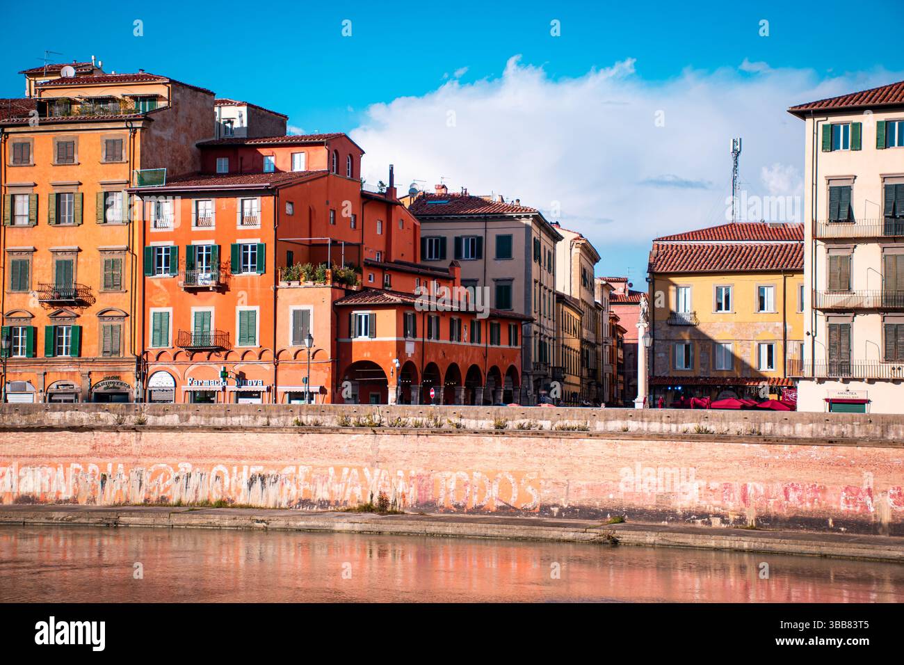 Urbane Szene im Stadtzentrum von Pisa. Uberlegungen zum Lungarni an einem typischen Hochsommertag. Stockfoto