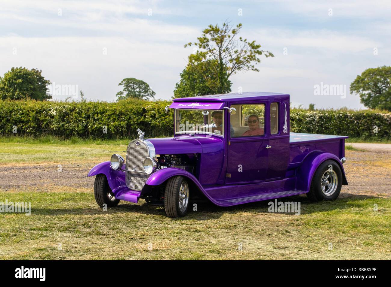 1929, 20er, 20er, 20er Jahre CUSTOM Iridescent Purple FORD 5022 ccm Benzin; 2025 Wheels Up North, Car Culture Event, modifizierte Klassiker und Supersportwagen Event, Longridge, England, Großbritannien Stockfoto