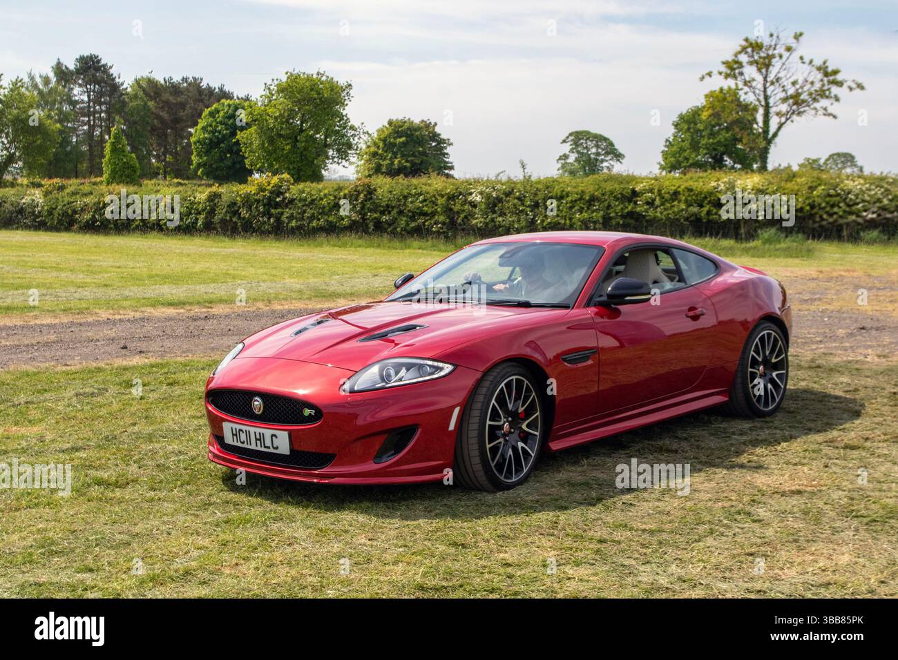 2014 Red Jaguar XK Dynamic R Auto V8 S/C Auto Car Coupé Benzin 5000 ccm; 2025 Räder nach Norden, Car Culture Event, modifizierter Klassiker und Supersportwagen Event, Longridge, England, Großbritannien Stockfoto