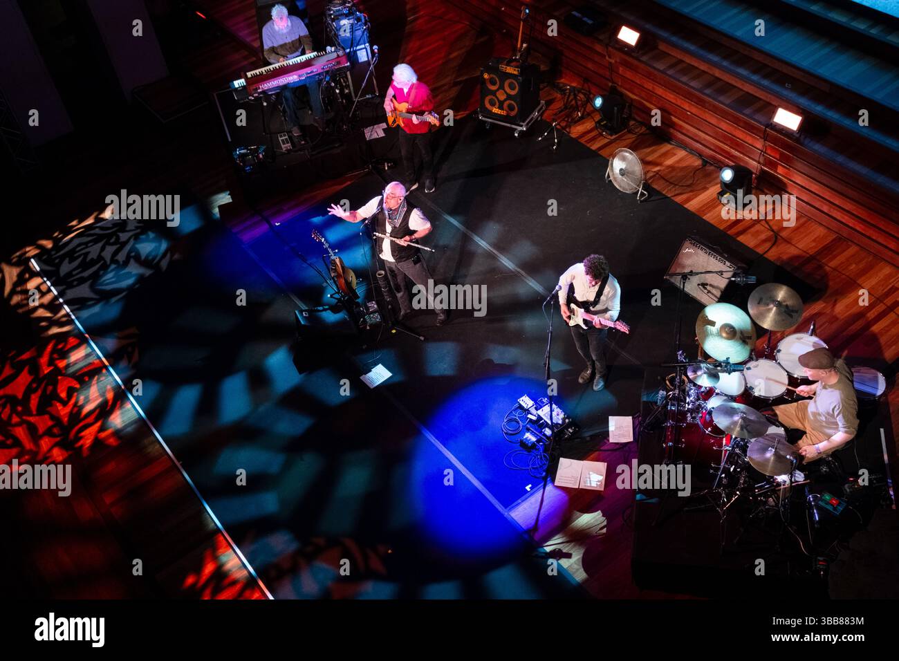 Palau de la Música Catalana, Barcelona, 7. Mai 2025 eine Luftaufnahme, die die gesamte Band zeigt, während die Musiklegenden Jethro Tull unter der Leitung von Ian Anderson am 7. Mai 2025 im Palau de la Música Catalana, Barcelona, Spanien, ein Konzert auf der „Sieben Jahrzehnte“ World Tour aufgeben. Bild: Rob Watkins/Alamy Live News Stockfoto