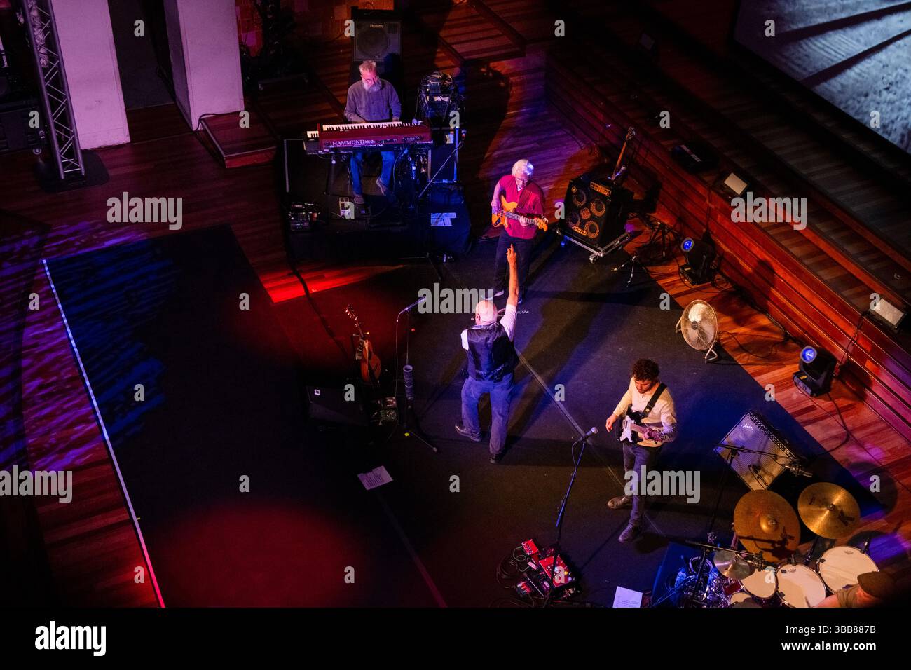 Palau de la Música Catalana, Barcelona, 7. Mai 2025 eine Luftaufnahme, die die gesamte Band zeigt, während die Musiklegenden Jethro Tull unter der Leitung von Ian Anderson am 7. Mai 2025 im Palau de la Música Catalana, Barcelona, Spanien, ein Konzert auf der „Sieben Jahrzehnte“ World Tour aufgeben. Bild: Rob Watkins/Alamy Live News Stockfoto