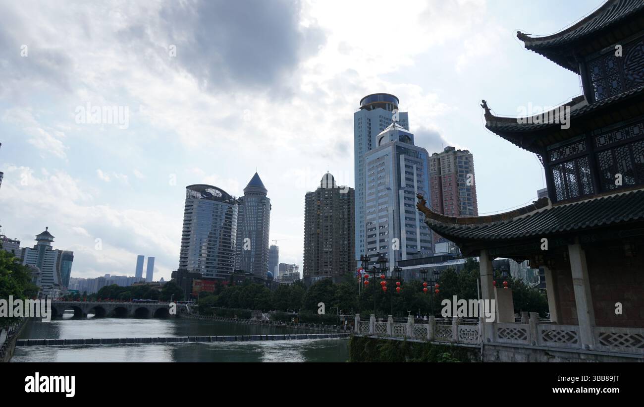 Guiyang, Guizhou: Pulsierende Stadt und Tor zu den Naturwundern im Südwesten Chinas Stockfoto