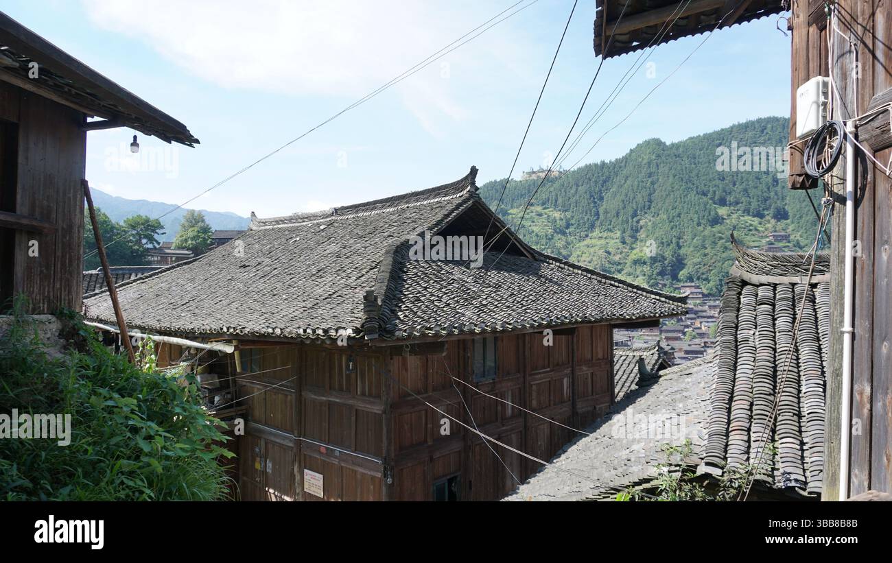 Xijiang Qianhu Miao Dorf: Ein lebendiger Teppich der Miao Kultur in Guizhou, China Stockfoto