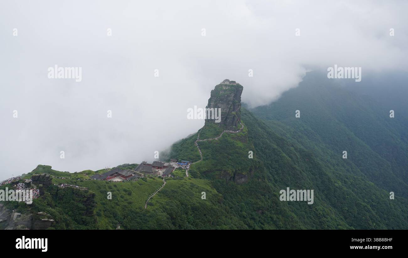 Fanjing Mountain: Heilige Gipfel und bewölkte Tempel in Guizhou, China Stockfoto