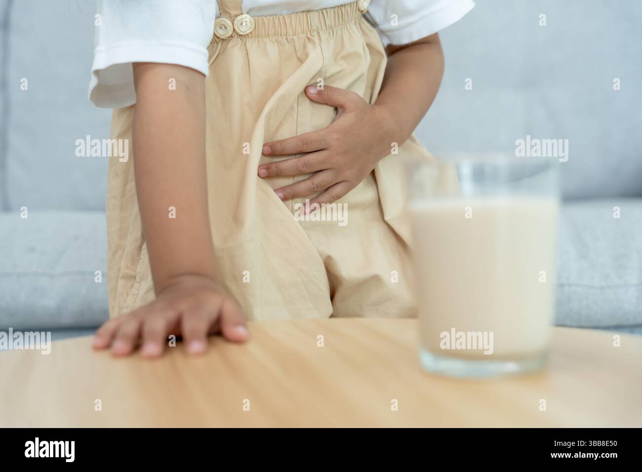 Milchallergene, Kinder fällende Magenschmerzen und Durchfall, laufende verstopfte Nase leiden unter Unverträglichkeitsallergien auslösen Symptome. Bauchschmerzen nu Stockfoto