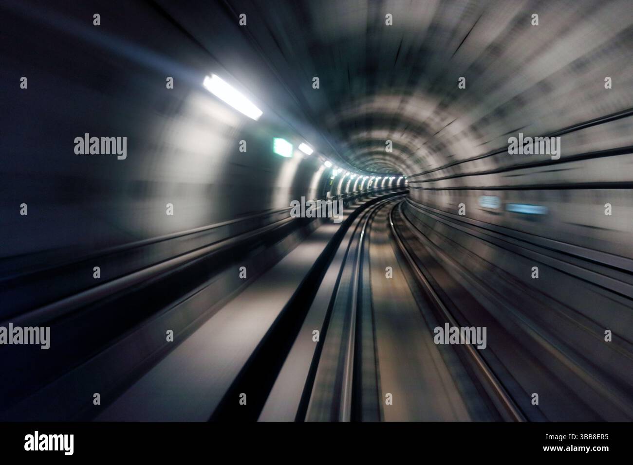 Verschwommene Bewegung im U-Bahn-Tunnel. Metro Kopenhagen Stockfoto